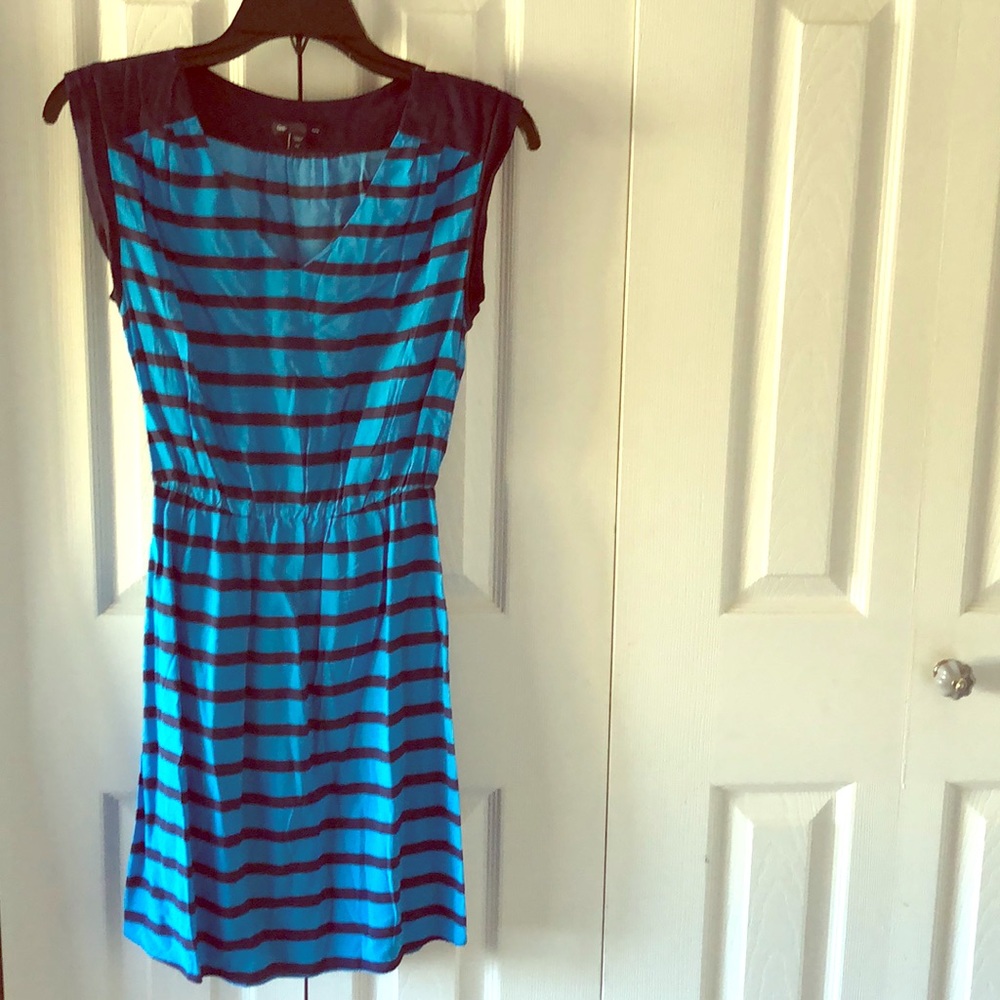 Trendy GAP brand spring/summer Vneck dress ✨